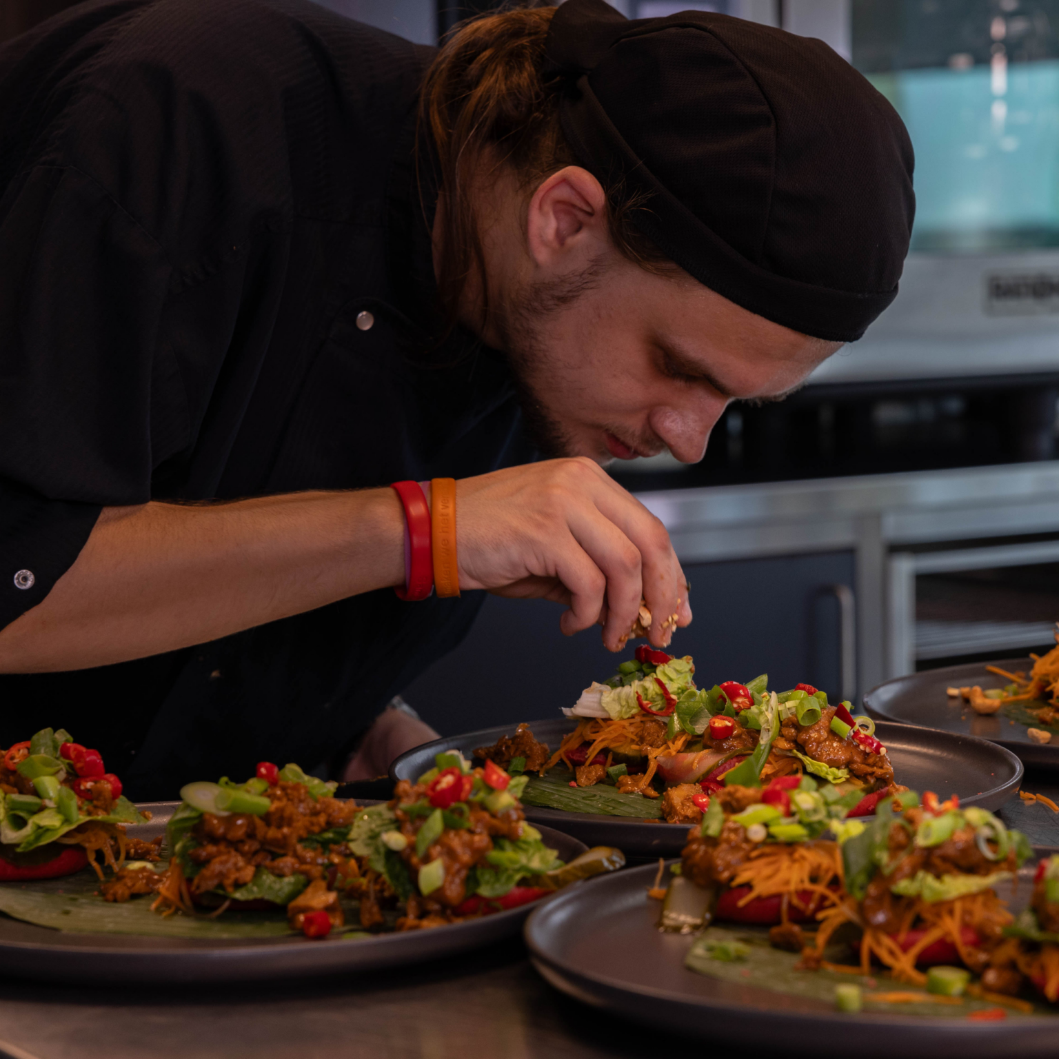 Robin werkt geconcentreerd aan een gerecht.