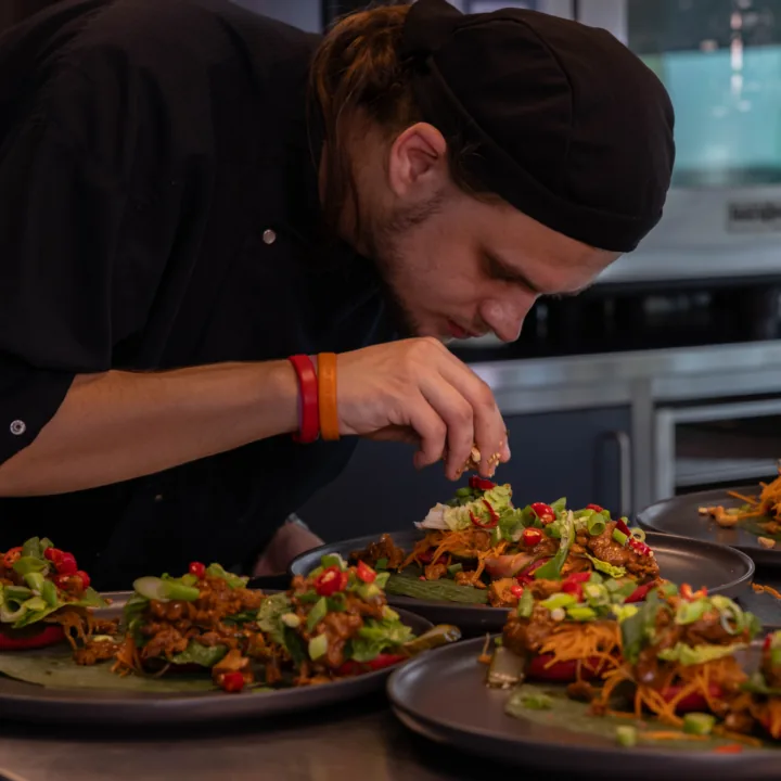 Sfeerbeeld van Robin in de keuken.